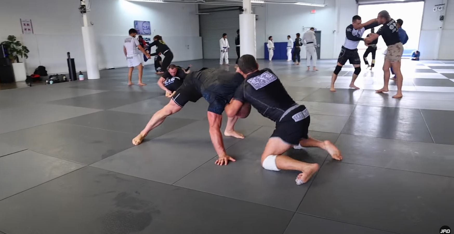 Video: Rare Justin Flores sparring footage versus 250lbs wrestler from Poway